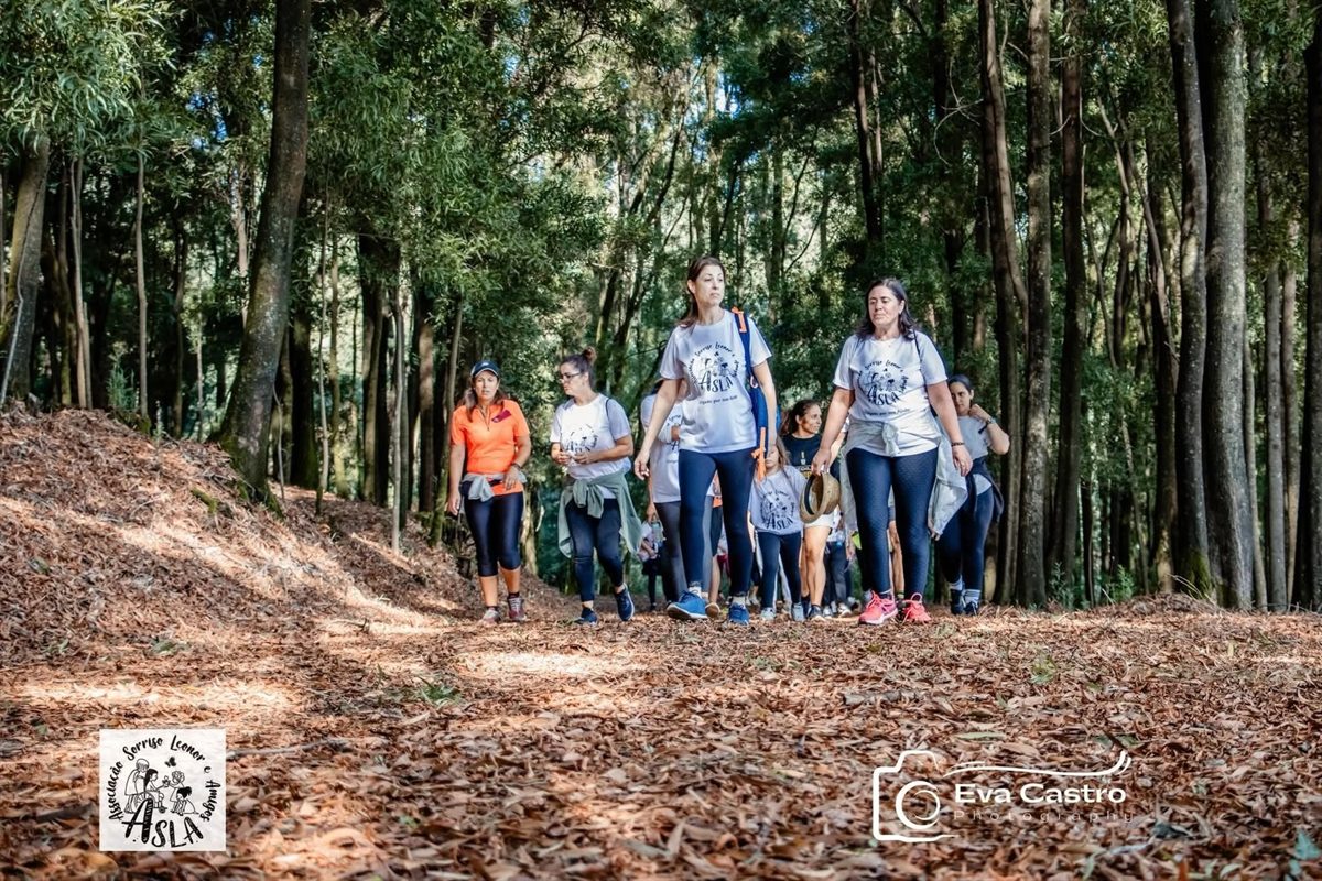 Participantes da caminhada solidária da ASLA a percorrer o trilho em Barcelos