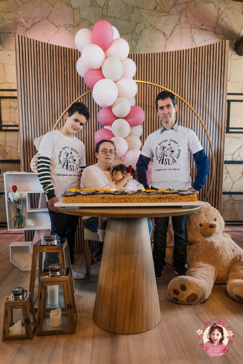 A família da Leonor no seu aniversário, com a associação ASLA
