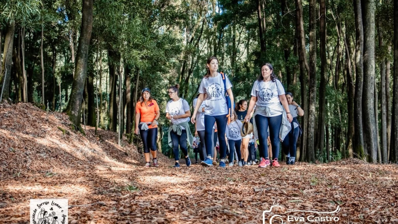 Participantes da caminhada solidária da ASLA a percorrer o trilho em Barcelos