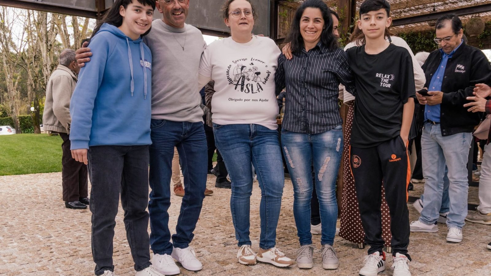 Apoiantes e voluntários da ASLA num evento de angariação de fundos do Barcelos FC